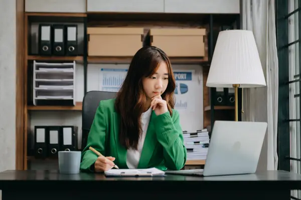 Confiante Asiático Especialista Negócios Atraente Sorrindo Jovem Mulher Trabalhando Laptop — Fotografia de Stock