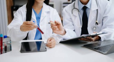 Tıbbi teknoloji ağı ekibi, toplantı konsepti. Sanal simge ile tablet ve grafik grafik grafik arayüzü ile çalışan doktorlar 