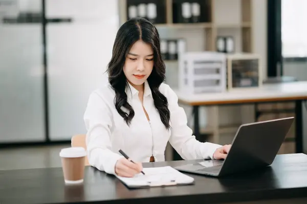 Empresária Asiática Sucesso Analisando Finanças Laptop Moderno Office Desk Tax — Fotografia de Stock
