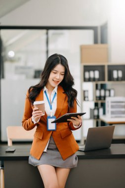 Yaratıcı ofiste dijital tablet tutan kendine güvenen iş uzmanı