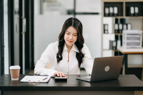 Empresária Asiática Bem Sucedida Analisando Finanças Tablet Laptop Moderno Office — Fotografia de Stock