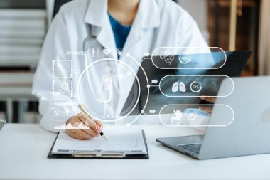 Sanal simgeyle laboratuvar çalışması yapan doktor