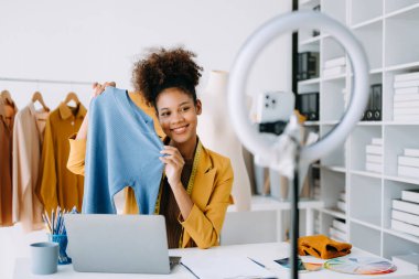 Moda blogcusu video yayınında kıyafet satıyor. Akıllı telefon kullanarak küçük işletme KOBİ 'si başlat 