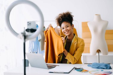 Moda blogcusu video yayınında kıyafet satıyor. Akıllı telefon kullanarak küçük işletme KOBİ 'si başlat 