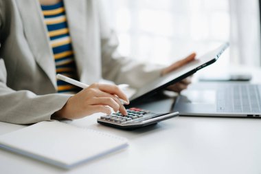 İş muhasebecisi veya finans uzmanı iş raporu grafiği ve finans planını analiz eder. bankacılık ve borsa araştırmaları