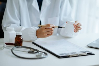 Doktorlar hastalara ilaç kullanımını açıklar. Hastanede sağlık ve tıbbi konsept