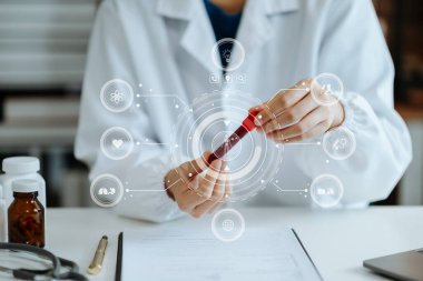 Sanal simgeyle laboratuvar çalışması yapan doktor