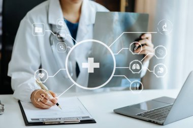 Sanal simgeyle laboratuvar çalışması yapan doktor