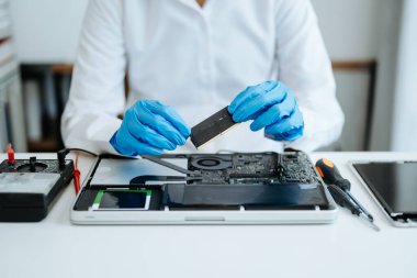 Elektronik mühendisliği, tamirci tamir ve bakım konseptleri, mağazada kontrol ve güncelleme