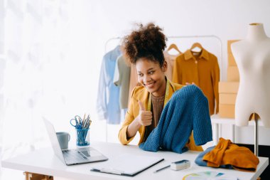 Moda blogcusu video yayınında kıyafet satıyor. Dizüstü bilgisayar kullanarak küçük işletme KOBİ 'si başlat 