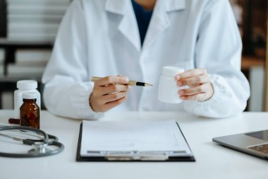 Doktorlar hastalara ilaç kullanımını açıklar. Hastanede sağlık ve tıbbi konsept