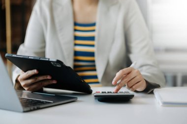 İş muhasebecisi veya finans uzmanı iş raporu grafiği ve finans planını analiz eder. bankacılık ve borsa araştırmaları