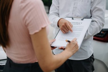 Müşteriler ve araba sigortacıları anlaşmalara girdi ve tazminat talep etmek için belgeleri imzaladılar.