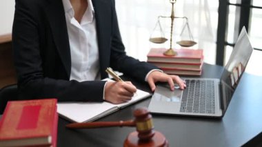 Adalet ve hukuk kavramı. Tahta masadaki bir mahkeme salonunda erkek yargıç ve ofiste çalışan avukat veya erkek avukat..
