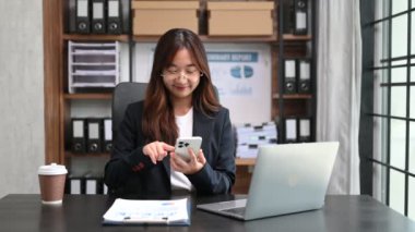 Modern ofis vergisi, raporu, muhasebe, istatistik ve analitik araştırma konseptinde başarılı Asyalı İş Kadını Finans Analizi