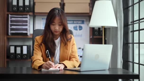 Młoda Piękna Kobieta Korzystająca Laptopa Siedząc Przy Białym Stole — Wideo stockowe