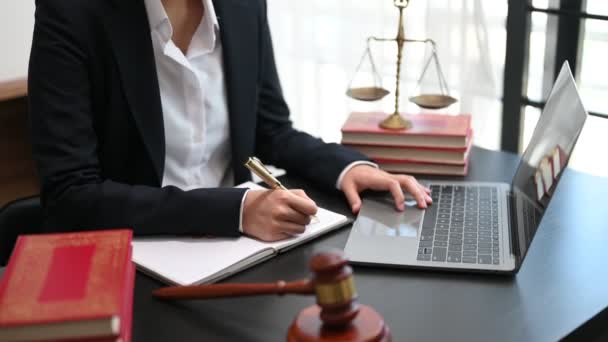 司法和法律概念 坐在木制桌子上的法庭上的男性法官和在办公室工作的顾问或男性律师 — 图库视频影像