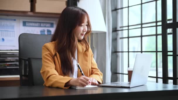 Jovem Mulher Bonita Digitando Laptop Enquanto Está Sentado Escritório Mesa — Vídeo de Stock