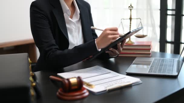 Conceito Justiça Direito Advogada Trabalhando Com Computador Tablet Digital Mesa — Vídeo de Stock