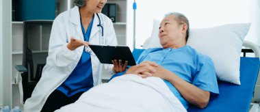 Doktor, Hasta Dinlenmesi 'ni Yatakta Kontrol Ediyor. Hastanede başarılı bir ameliyattan sonra iyileşen adamı kontrol ediyor.