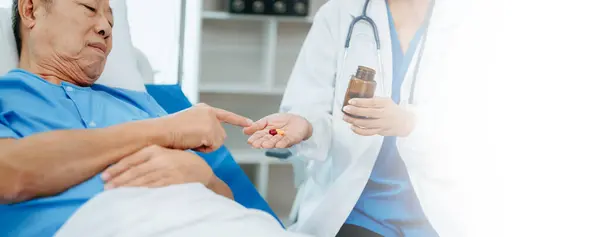 Femeie Medic Pacient Pat Soluție Salină Spital — Fotografie, imagine de stoc