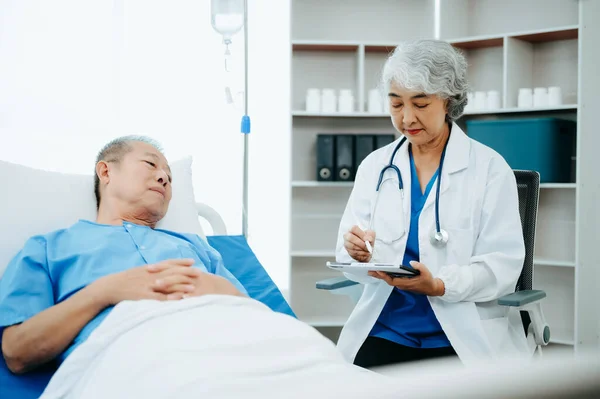Médico Asiático Terno Branco Conversando Com Paciente Idoso Que Deitado — Fotografia de Stock