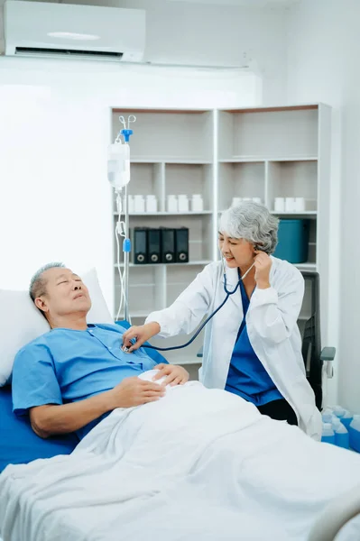 Médico Asiático Terno Branco Conversando Com Paciente Idoso Que Deitado — Fotografia de Stock