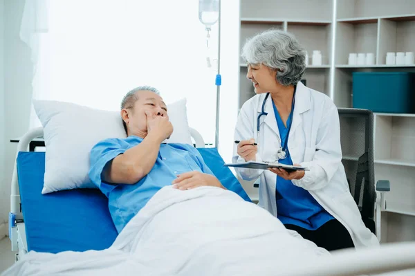 Médico Faz Check Paciente Descansando Cama Ela Verifica Homem Recuperando — Fotografia de Stock