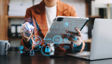 Siber güvenlik ve veri koruması bilgi gizliliği internet teknolojisi kavramı. Ofisteki tablet bilgisayarda çalışan iş kadını