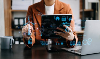 İkonlarla CO2 kavramını azaltmak için çalışma, ofiste dijital tablet ve VR simgesiyle laptop kullanan iş kadını