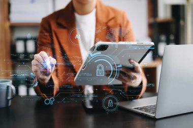 Siber güvenlik ve veri koruması. İş kadını bilgisayar ve tablet kullanarak iş ve mali verileri sanal saldırıdan ve siber güvenlik teknolojisinden koruyor.