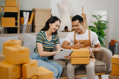 Küçük işletmeler kuran KOBİ sahipleri ürün satıyor, ev ofislerinde kutularla çalışıyor, tablet kullanıyorlardı