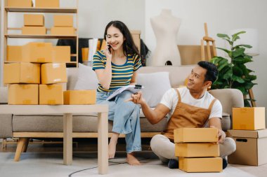 Küçük işletmeler kuran KOBİ sahipleri ürün satıyor, evdeki ofislerde kutularla çalışıyor, 