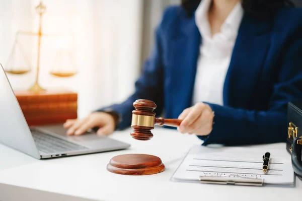 Justice Law Concept Female Judge Courtroom Working Laptop Table — Stock Photo, Image