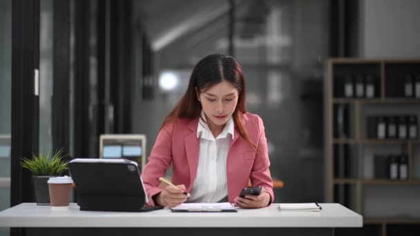 Mulher Negócios Asiática Trabalhando Escritório Com Notepad Trabalho Laptop — Vídeo de Stock