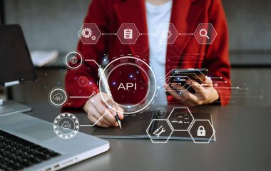 API Uygulama Programlama Arayüzü, laptop ve sanal ekran API yazılım geliştirme aracı ile akıllı telefon kullanan kadın