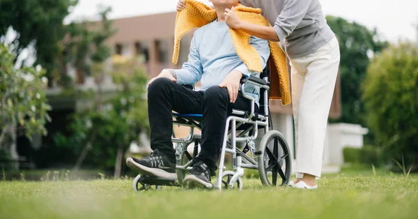 Asiatischer Senior Rollstuhl Frau Die Aufeinander Aufpasst Romantische Zeit Sie — Stockfoto