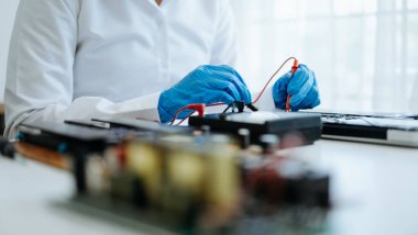 Elektronik teknisyen, ölçüm ve test, onarım ve bakım kavramları, atölyede kontrol ve yükseltme için bir voltaj ölçer kullanır