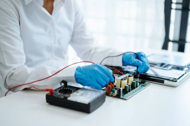 Elektronik teknisyen, ölçüm ve test, onarım ve bakım kavramları, atölyede kontrol ve yükseltme için bir voltaj ölçer kullanır