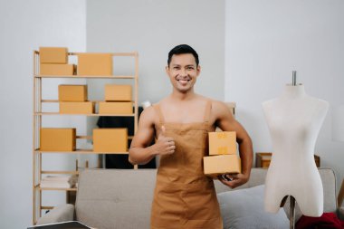Başlangıçta küçük işletme KOBİ 'si, girişimci sahibi paket ürün kutularının hazırlanması için çevrimiçi alışveriş siparişi alır ve kontrol eder