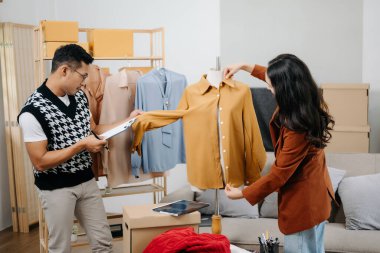 İki profesyonel tasarımcı buluşuyor ve son tasarımı tartışıyorlar.