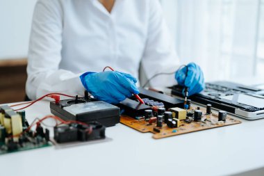 Elektronik teknisyen, ölçüm ve test, onarım ve bakım kavramları, atölyede kontrol ve yükseltme için bir voltaj ölçer kullanır