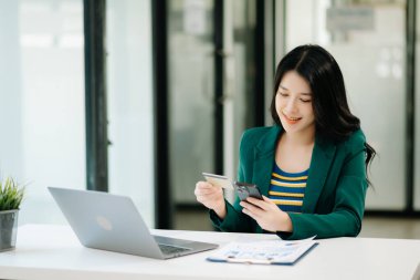 Cep telefonunu kredi kartıyla kullanan kadın, çevrimiçi bankacılık ödeme iletişim ağı, internet kablosuz uygulama sanal ekran