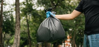 Elinde çöp torbası, temizlenmesi için çöpe atıyor. Temizlik, kirlilik, ekoloji ve plastik konsept