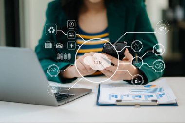 İkonlarla CO2 kavramını azaltmaya çalışan iş kadını, yeniden orman yeşili fabrika geri dönüşümü gibi küresel ısınma ve sanal ikon ile sıfır karbondioksit emisyonu kavramı