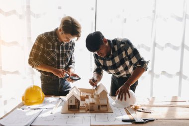 İki erkek mimar yeni projeyi tartışıyor. Gençler yeni bir bina kurmak için birlikte çalışıyorlar..