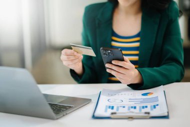  Cep telefonunu kredi kartıyla kullanan kadın, çevrimiçi bankacılık ödeme iletişim ağı, internet kablosuz uygulama sanal ekran
