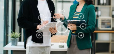 Çalışma takımı toplantısı konsepti, iş adamları ofiste pazarlama medyası üzerinde çalışıyor 