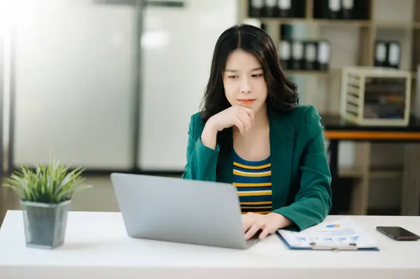 Mulher Asiática Bonita Usando Laptop Enquanto Sentado Seu Local Trabalho — Fotografia de Stock