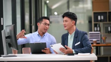 Konferans odasında yeni başlatılan projeyi iş ekibi kazandı